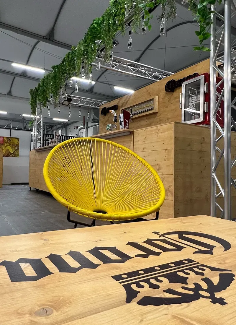 Gros plan sur le stand Corona