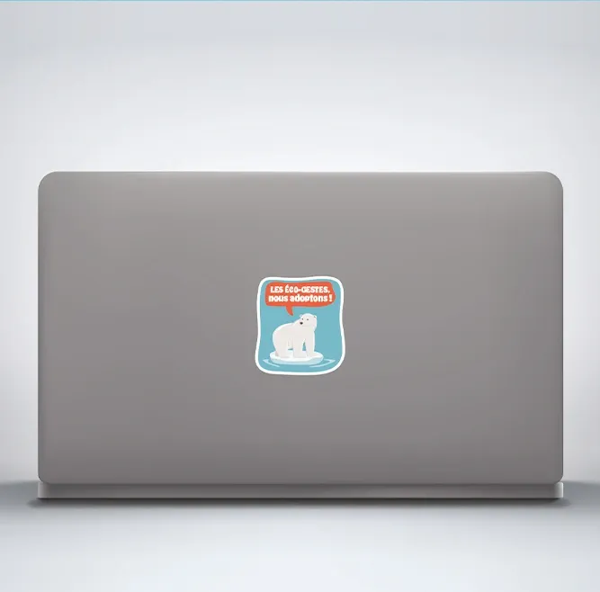Sticker écogeste collé sur un ordinateur portable