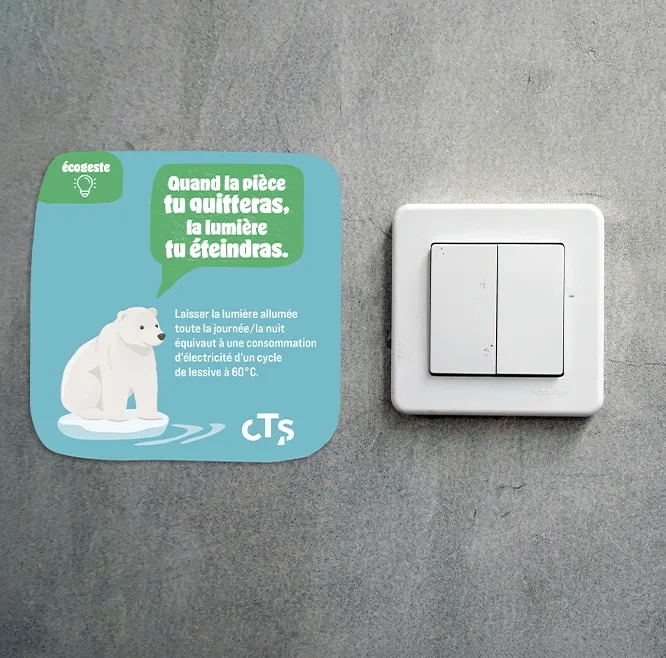Sticker écogeste collé à côté d'un interrupteur